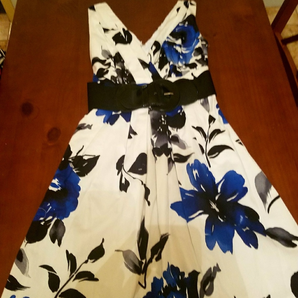NWOT floral dress with belt size 4 CUTE!
